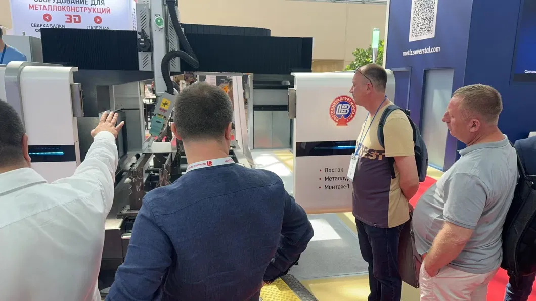 آلة قطع الأنابيب بالليزر CNC 1500w 0-300r / min سرعة الغزل 10